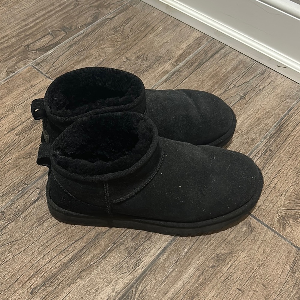 Black ultra mini uggs